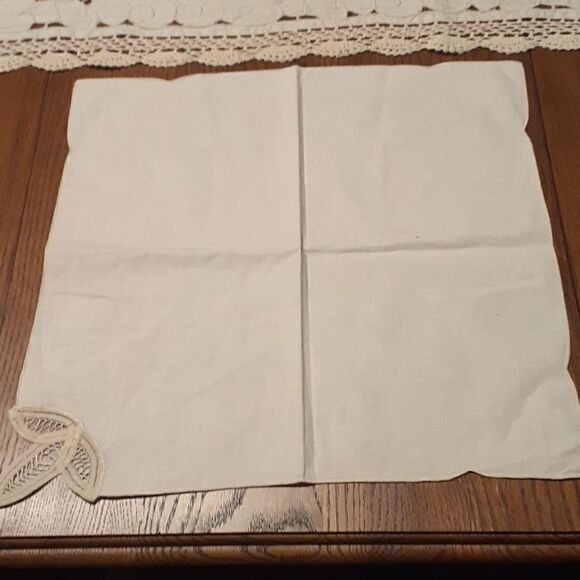 Ecru linen w/stitched design ecru crocheted edging & mat - Picture 5 of 8
